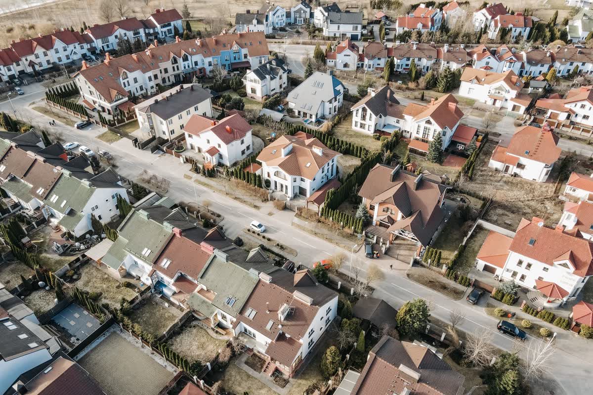 Vista aérea de viviendas de un barrio residencial rastreado por InmoOS