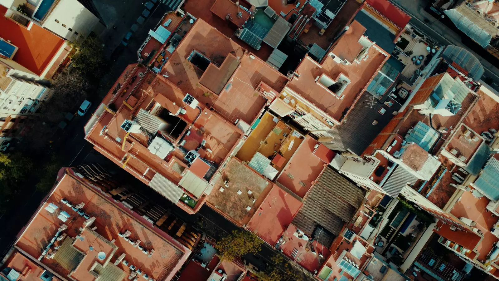 Vista aérea cenital de los tejados de un barrio residencial vigilado por Inmovira